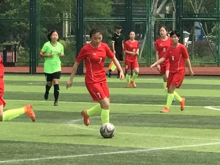 足球联赛初中女子组总决赛冠军_中学女子足球队训练视频_初中女子足球比赛
