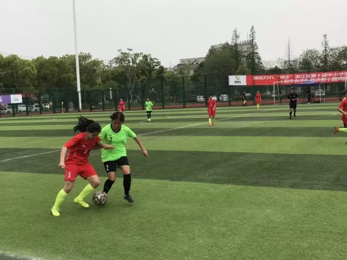 足球联赛初中女子组总决赛冠军_中学女子足球队训练视频_初中女子足球比赛